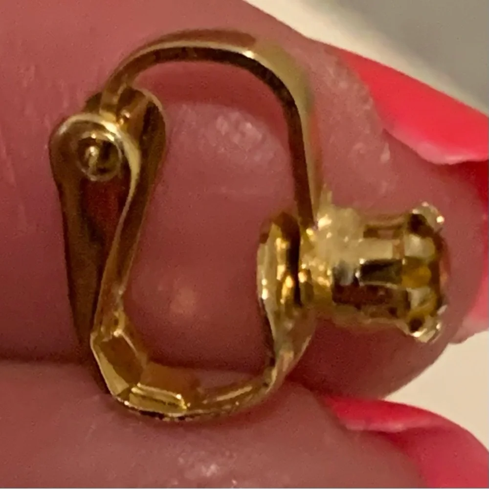 VINTAGE Topaz Color Stones Clip On Gold Tone Earrings Jewelry Beautiful designs